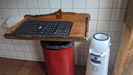 Luieremmer bij toiletten in kippenhok (horizontaal)